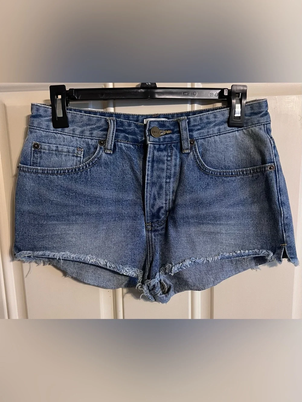 Amuse Society Medium Wash 5-Button Fly Denim Frayed Hem Shorts